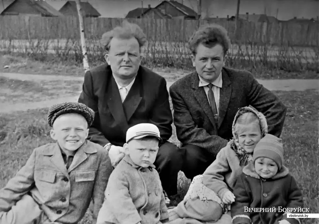 Мой папа (справа) и его дядька Иосиф из Гомеля со своими детьми и моей сестрой на лужайке улицы Интернациональной. Бобруйск, 1963 год.