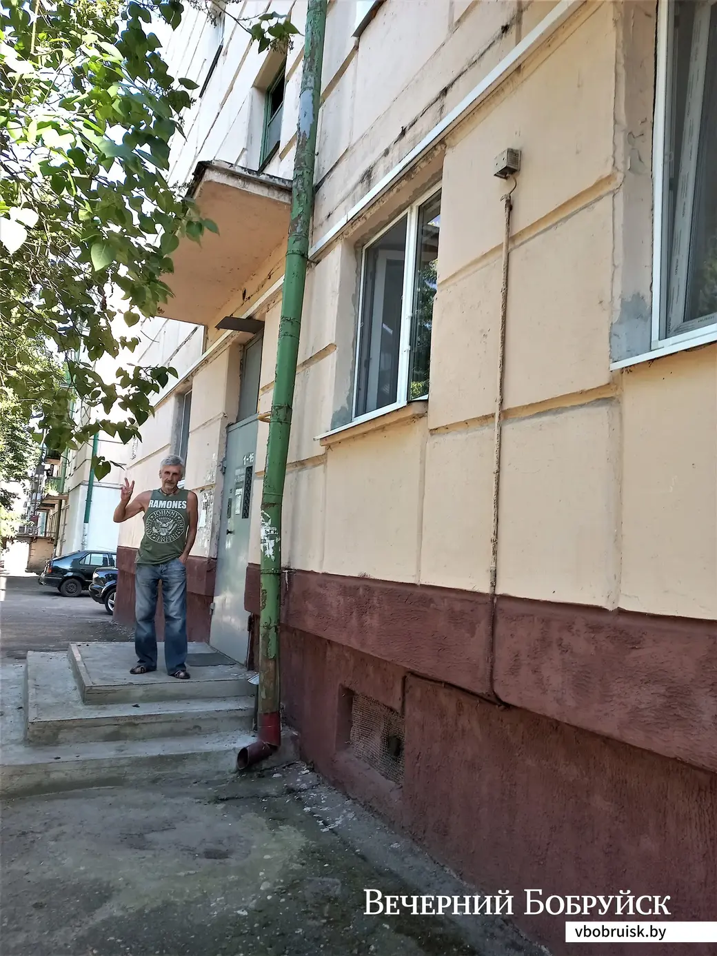 В Бобруйск, домой! (У своего первого подъезда дома 64 по ул. Интернациональной. Бобруйск, 2021 год).