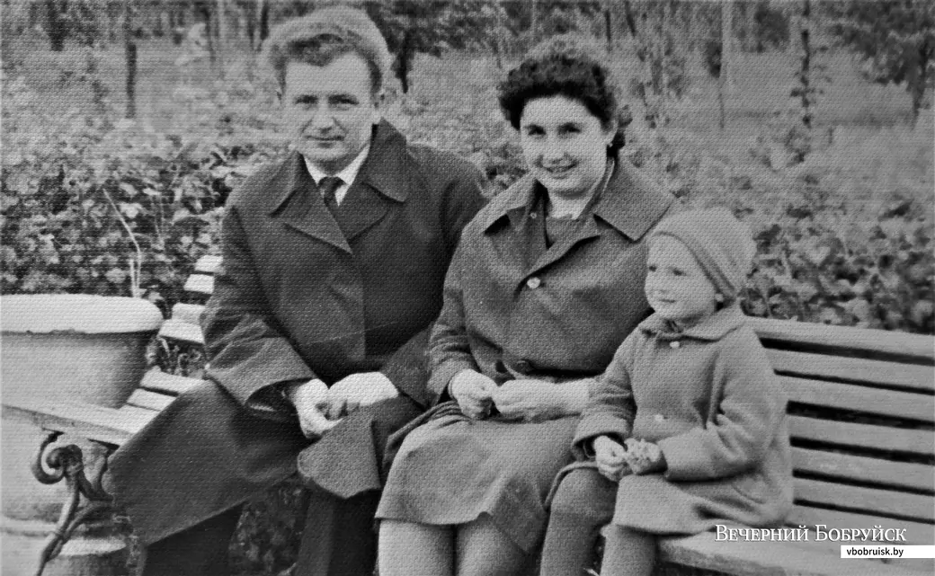 Мои родители с сестрой в городском парке. Бобруйск, 1964 год.