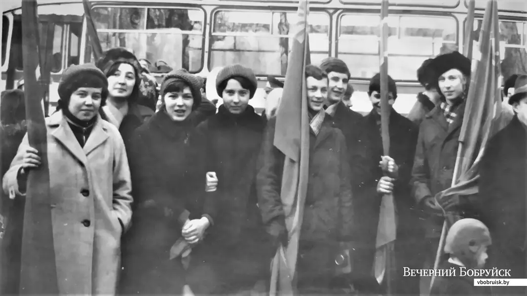 Я со своими одноклассниками 7 ноября 1971 года на демонстрации. Безмерно дорогие моему сердцу люди – Света Шабалина, Таня Самохина, Таня Ильина, Валя Быкова, Гена