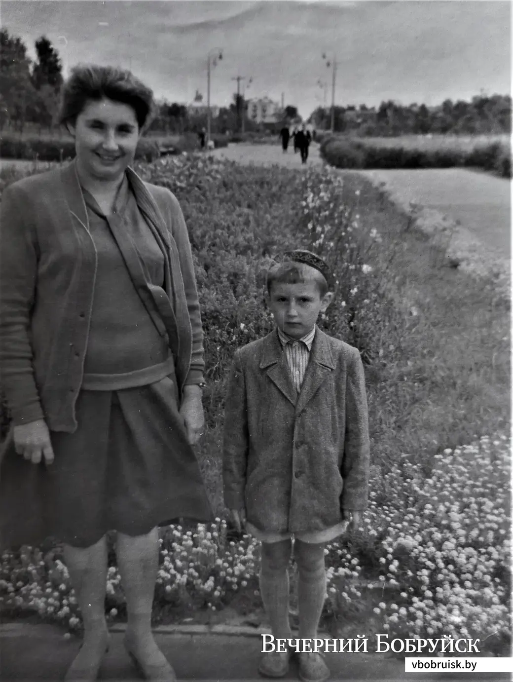 С мамой возле кинотеатра «Мир». Бобруйск, 1962 год.