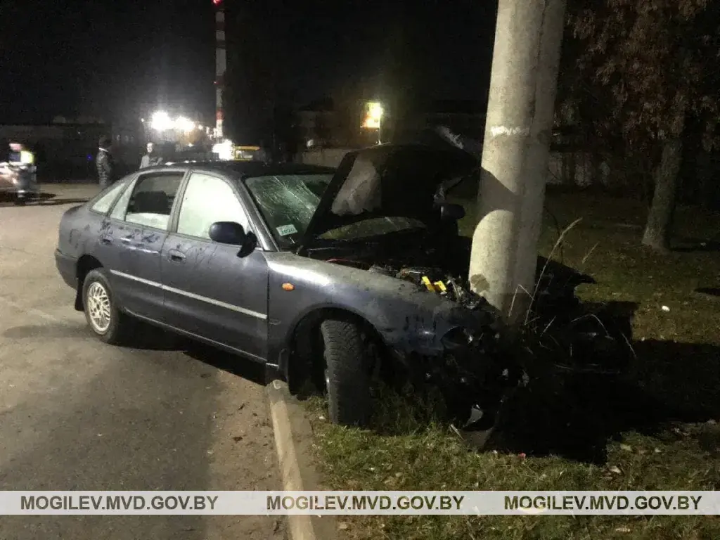 В Могилеве на световую опору наехал «Mitsubishi Galant»