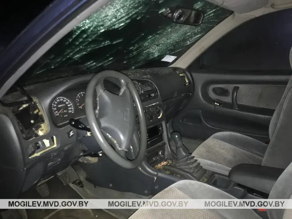 В Могилеве на световую опору наехал «Mitsubishi Galant»