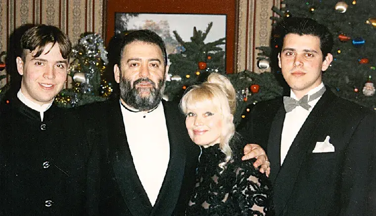 Михаил Шуфутинский с Женой Маргаритой и сыновьями. Середина 1990 годов.