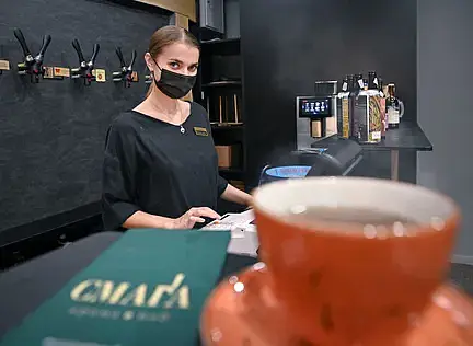 В команде паба хозяева, два повара и два бармена-официанта.