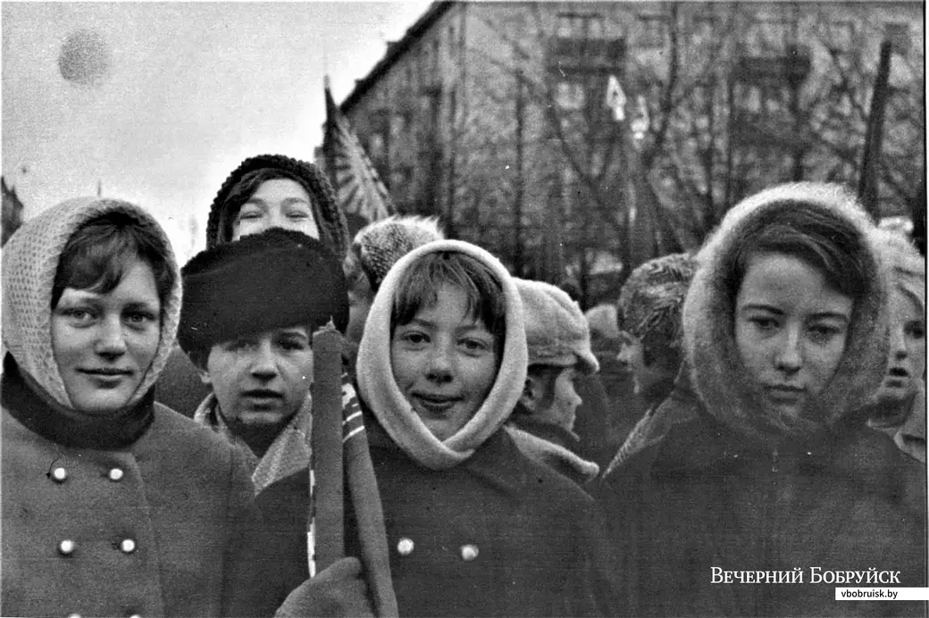 Ученики СШ №19 – Вика Дашкевич, Саша Желдак, Тома Белокурская, Валя Быкова (из-за Саши выглядывает Таня Ильина). Мои одноклассники, которых, кажется, я и фотографирую.