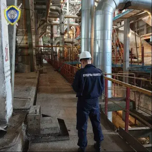 Следователи работают на месте происшествия в одном из цехов Могилевской ТЭЦ