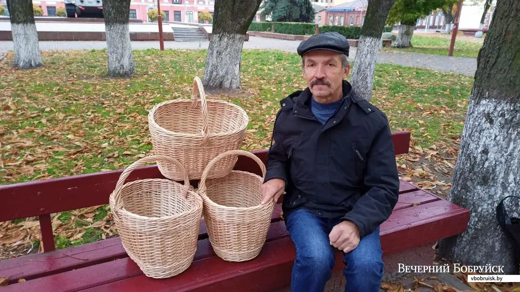 Виктор Павлович Гербач с корзинами, которые он сплел специально для победителей нашего конкурса грибников. Фото автора.