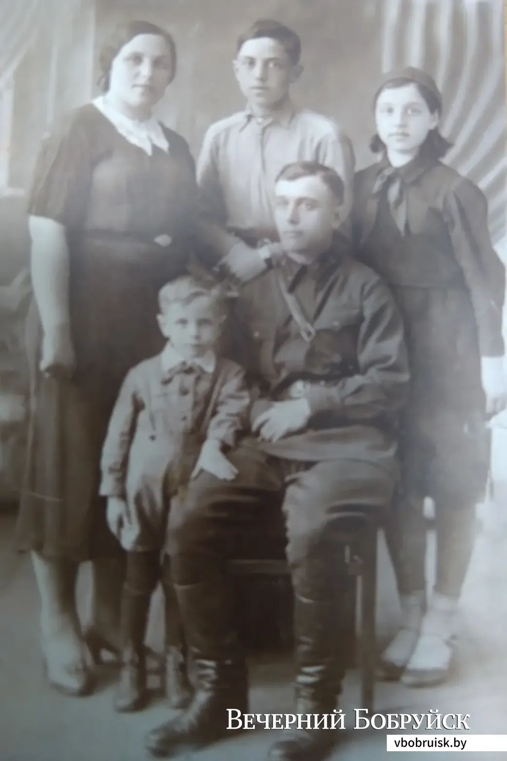 Семья Красновых: отец, мать, дети Лев, Женя и Марк. Фото сделано в 1941 году, перед самой войной.