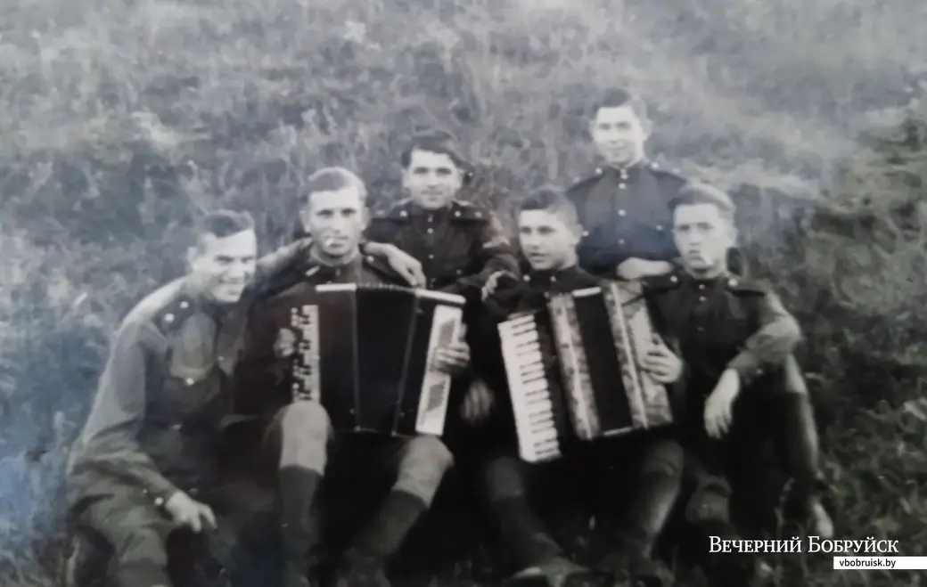 Марк (второй слева) – воспитанник военного оркестра. Фото сделано на территории крепости.