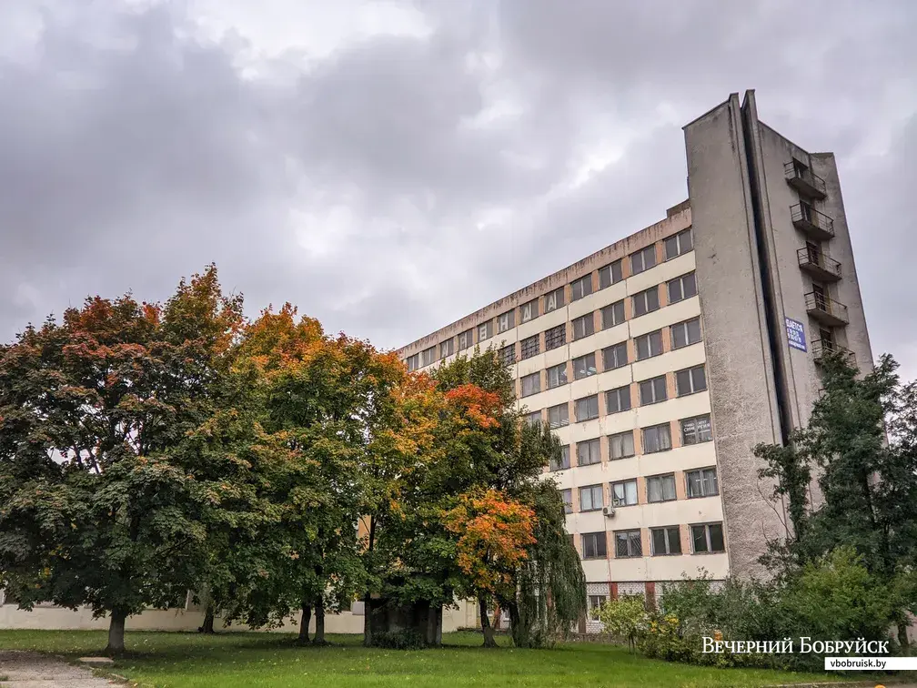 29.09.2021. Бобруйск. Бывший Бобруйский филиал института управления и предпринимательства закрыт с 2009 года. Помещение сдается в аренду