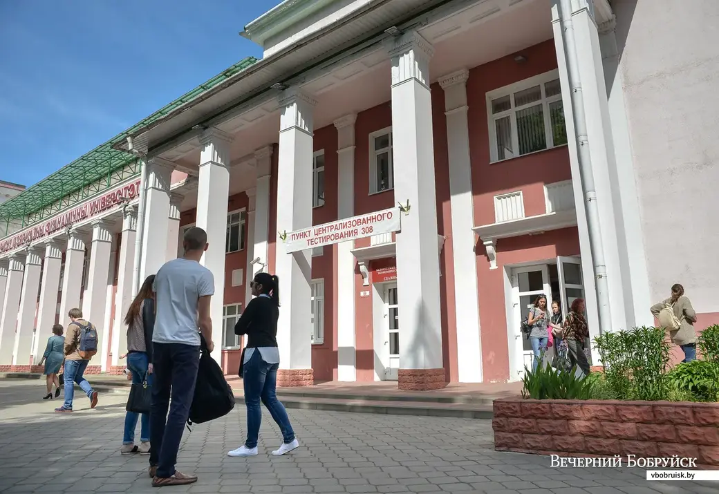 06.06.2017, Бобруйск. Бобруйский филиал БГЭУ готовится к закрытию. Бывшее здание БФ БГЭУ. Сейчас там – Центр творчества детей и молодежи. Фото из архива ВБ.