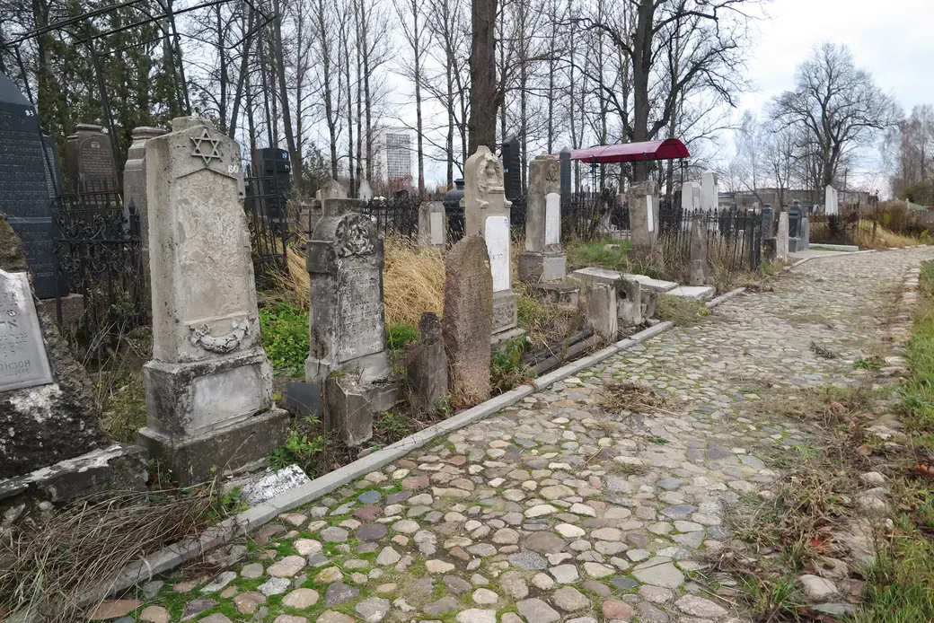 Еврейское кладбище в Могилеве. Часть старинной брусчатки 19 века, восстановленной два года назад.