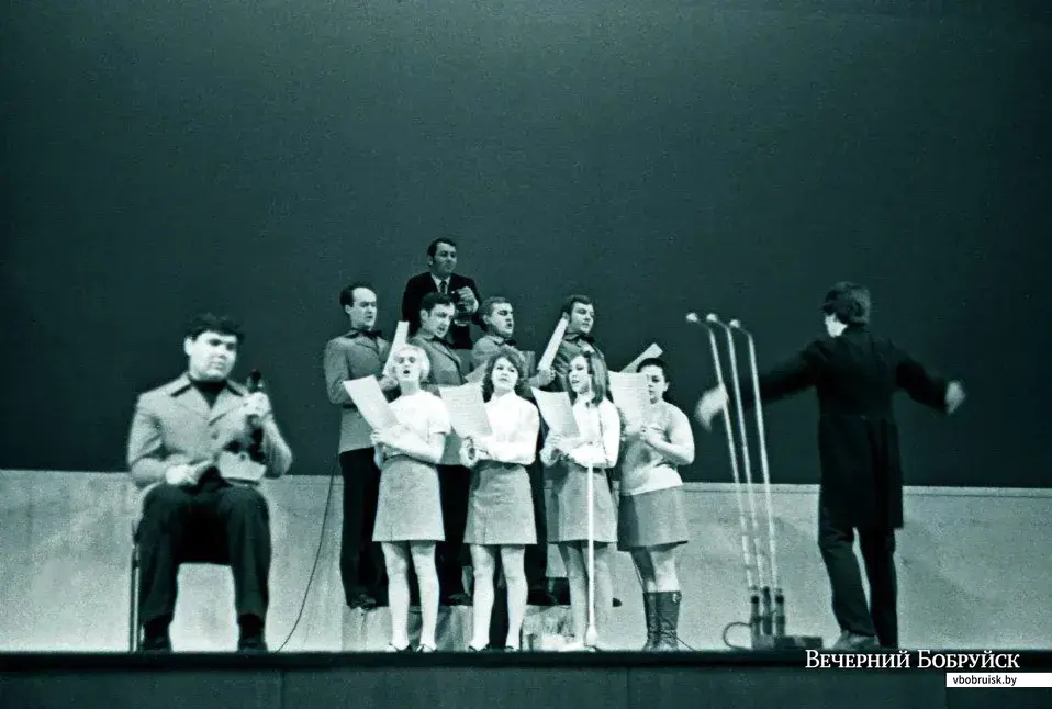 Ленинград, 1971 год. Игра команды КВН ХАИ. Наташа Таврина в центре.