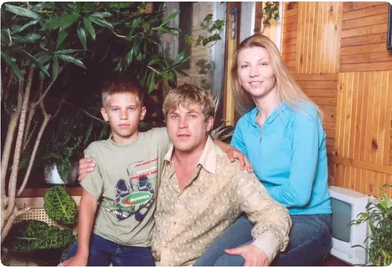 Алексей Глызин со своей второй супругой Санией Бабий и сыном Игорем. 2002 год.