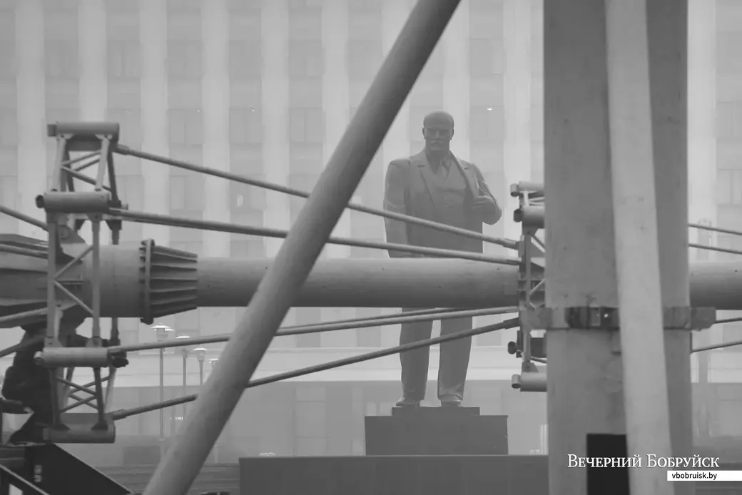 29.11.2021. Бобруйск. Работники Бобруйского монтажного управления ОАО «Могилевтехмонтаж» приступили к сборке металлического остова новогодней елки на площади имени