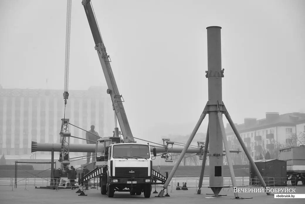 29.11.2021. Бобруйск. Работники Бобруйского монтажного управления ОАО «Могилевтехмонтаж» приступили к сборке металлического остова новогодней елки на площади имени