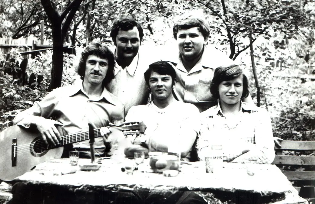За прямоугольным столом. Могилев, 1970-е годы.
