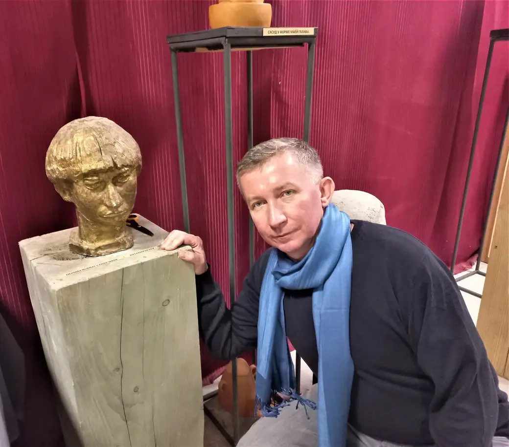 10.12.2021 г. Могилев. Андрей Воробьев у своего первого школьного автопортрета.