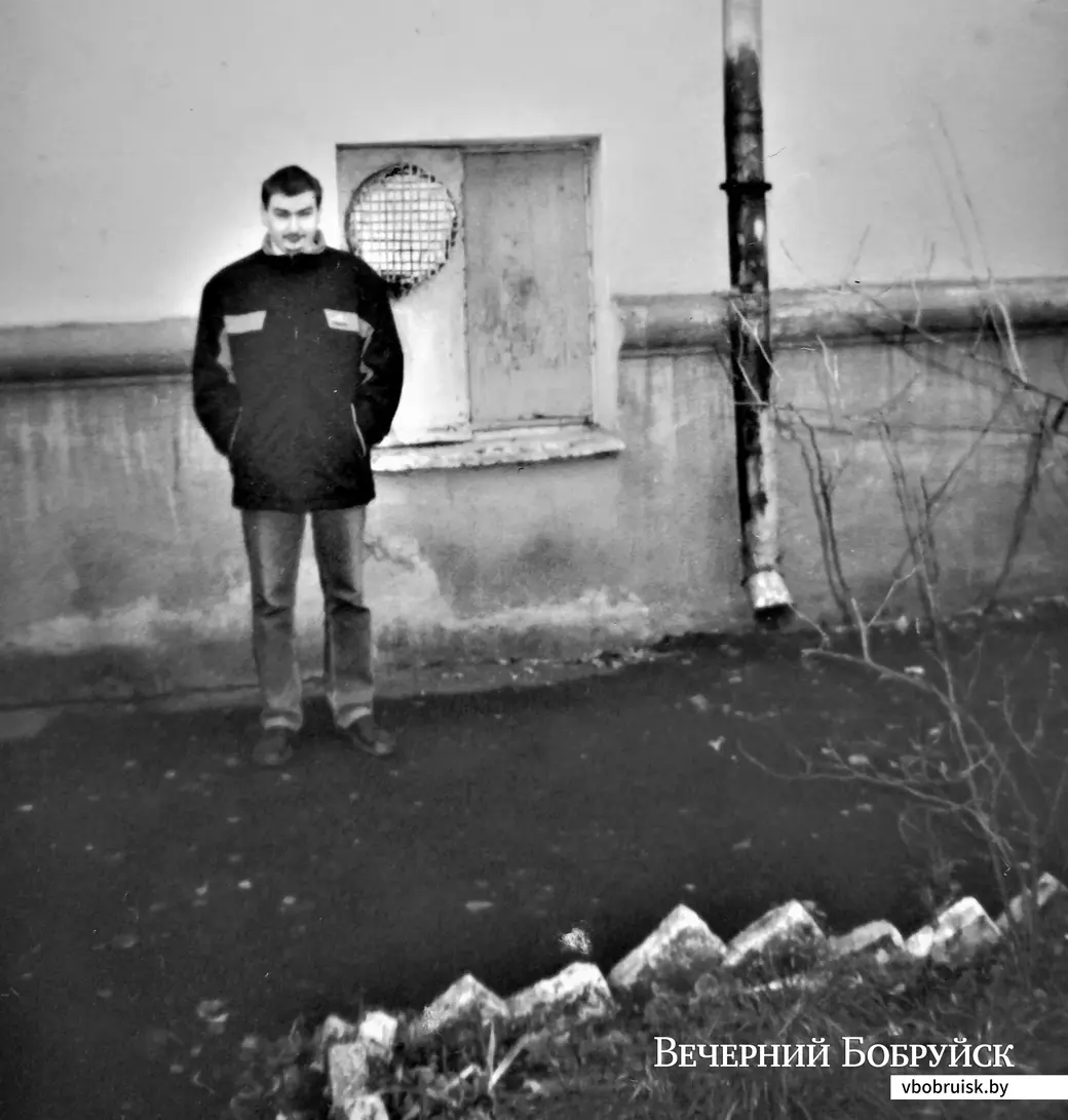 Вот этот выступ, вот и окно (с заваренной дыркой от вентилятора). Возле кинотеатра «Мир», середина 1990-х