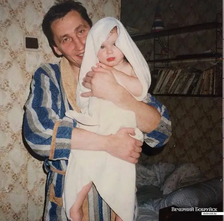 Маленькая Женя на руках у папы.