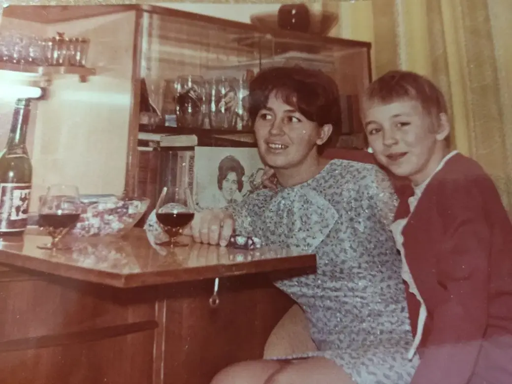 1969 год. Орджоникидзеабад. Скоро пробьют куранты, а пока можно сделать шикарное фото на память. Я с мамой.