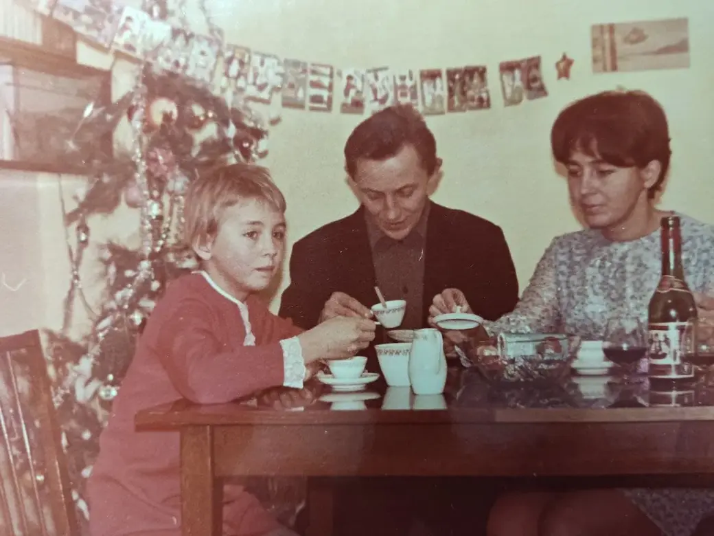 1969 год. Орджоникидзеабад. Чешский кофейный сервиз был не у всех, так что он обязательно должен был попасть в «новогодний» кадр. Я с мамой и папой
