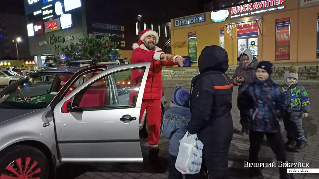 17.12.2021. Бобруйск. Клоун Клепа веселит людей на улицах города.