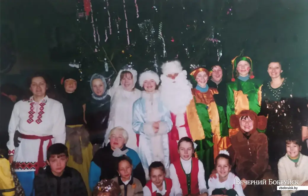 2004 год. Бобруйский Дом офицеров. Выступление коллектива Центра дополнительного образования детей и молодежи. Диана в костюме Чебурашки.