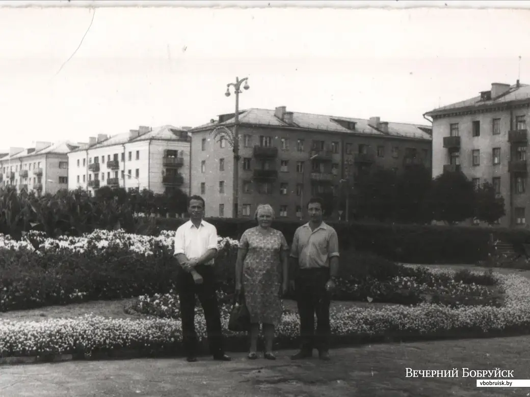На площади Ленина, Иван с мамой и братом