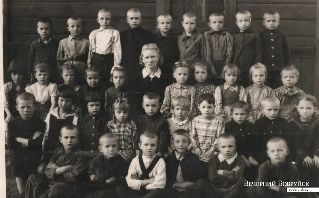 Класс с учительницей, 1948 год (Иван третий слева направо в верхнем ряду)
