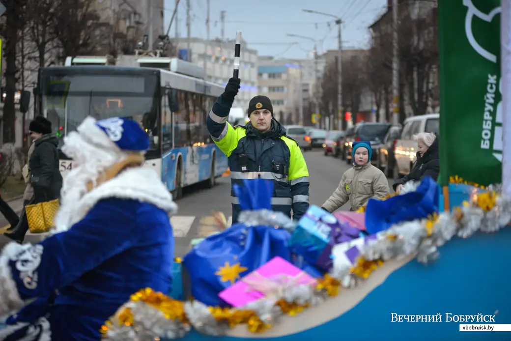 18.12.2021. Бобруйск. Традиционное театрализованное шествие Дедов Морозов, Снегурочек и других сказочных персонажей прошло по улице Социалистической от театра драмы и