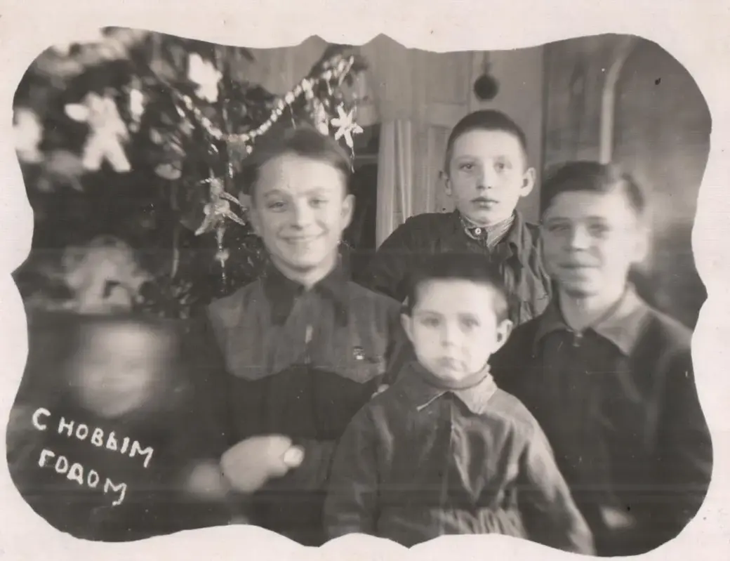 1952 год. Празднование Нового года в доме в пер. Парижской Коммуны: Иван Ткачев – в верхнем ряду в центре, слева – его родной брат Владимир, справа –двоюродный брат