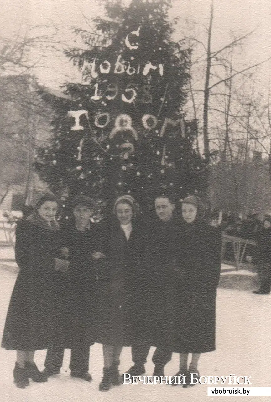 1958 год. Площадь Ленина. Компания друзей: Дина, Алексей Суворов, Людмила, Сергей, Тамара. Фото из архива Ивана Ткачева.