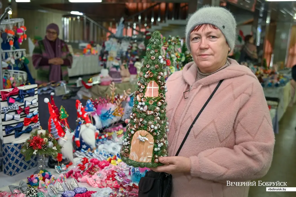 24.12.2021. Бобруйск. Праздничная ремесленная выставка-ярмарка «Новогодние чудеса» во Дворце искусств. Ремесленник Нина Ермолаева.