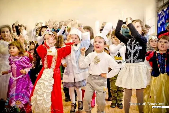 Утренник в одном из культурных центров. Маленькая Саша в образе Снегурочки, а Марко – Зайчик