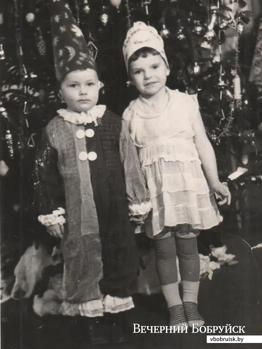 3-летний Юра Самак с девочкой Лидой из группы.
