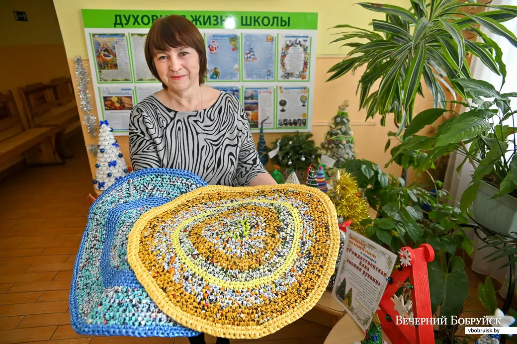 28.12.2021. Бобруйск. Рукодельница Елена Павловна Саблина плетет коврики из молочной упаковки