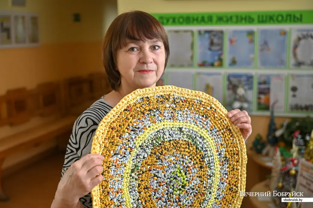 Рукодельница Елена Павловна плетет коврики из молочной упаковки. Фото из архива ВБ.
