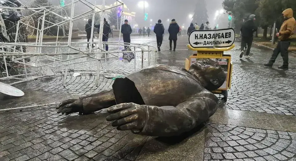 В Казахстане исчезают не только памятники, но и таблички с именем Назарбаева
