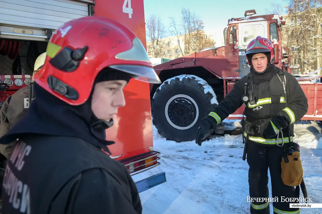 Родные братья Андрей и Максим Круки вместе служат в ПАСЧ-4 Бобруйского ГРОЧС. Максим — лейтенант внутренней службы, начальник дежурной смены; Андрей — старший