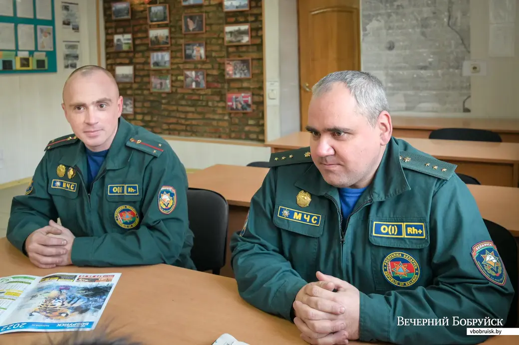 Родные братья Максим и Андрей Круки вместе служат в ПАСЧ-4 Бобруйского ГРОЧС. Максим — лейтенант внутренней службы, начальник дежурной смены; Андрей — старший