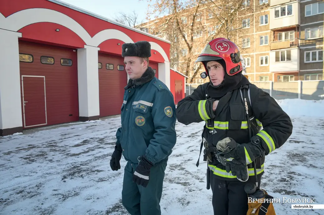Родные братья Андрей и Максим Круки вместе служат в ПАСЧ-4 Бобруйского ГРОЧС. Максим — лейтенант внутренней службы, начальник дежурной смены.