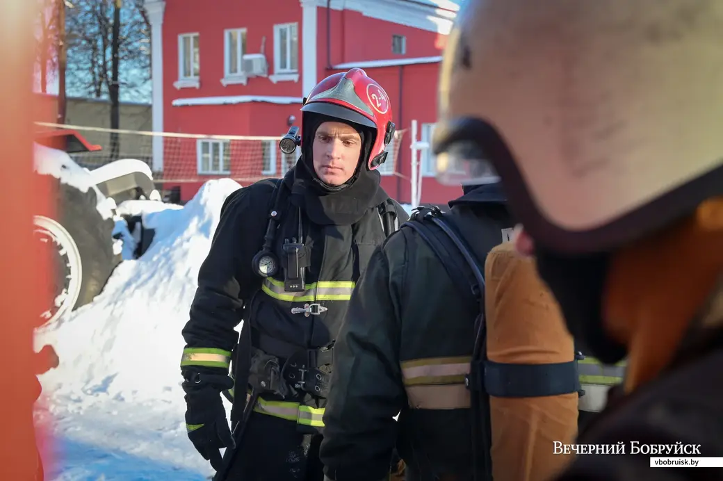 Родные братья Андрей и Максим Круки вместе служат в ПАСЧ-4 Бобруйского ГРОЧС. Максим — лейтенант внутренней службы, начальник дежурной смены; Андрей — старший