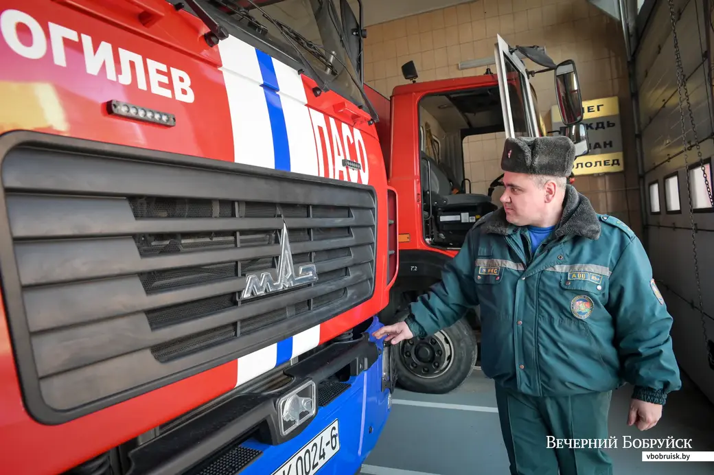 Родные братья Андрей и Максим Круки вместе служат в ПАСЧ-4 Бобруйского ГРОЧС. Андрей — старший инструктор-водитель, старший прапорщик внутренней службы