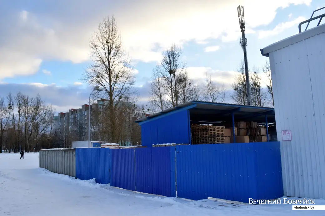 26.01.2022, Бобруйск. Вид от вентиляторов торгового центра на жилой дом, в котором они отлично слышны