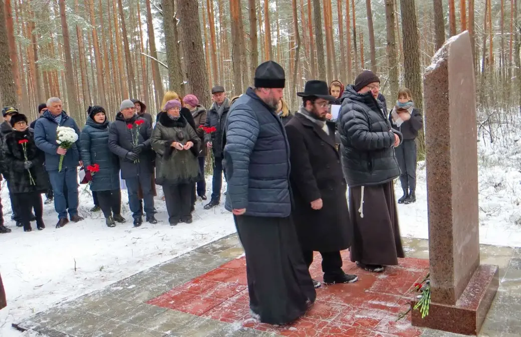 27 января 2022 года. Открытие памятника жертвам Холокоста возле Ясени в Осиповичском районе. В церемонии приняли участие представители трех религиозный конфессий –