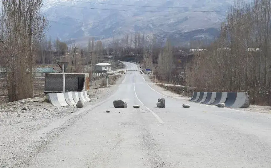 Дорога, ведущая в село Сомониён, которая в настоящее время закрыта. Фото: «Азия-Плюс».