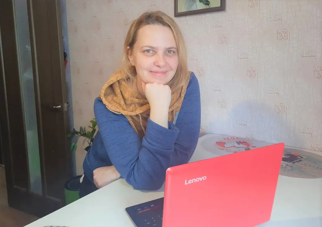 Ольга Смолякова читает электронные версии книг на компьютере, планшете и телефоне, но, по ее словам, когда есть возможность, с гораздо большим удовольствием берет в руки