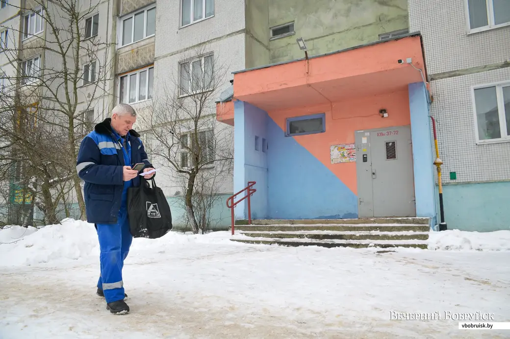 02.02.2022. Бобруйск. Слесарь ПУ «Бобруйскгаз» Александр Николаевич Клименков направляется на очередной вызов.
